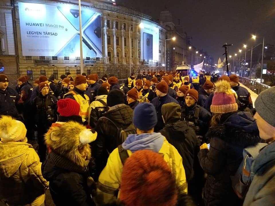 Tüntetésről tudósítottak, büntetést kaptak a Mérce újságírói