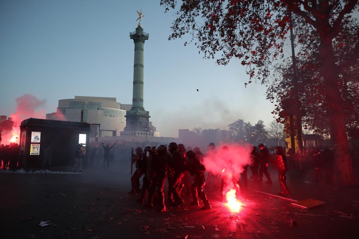 Közel 100 rendőr sebesült meg a hétvégi tüntetéseken Franciaországban
