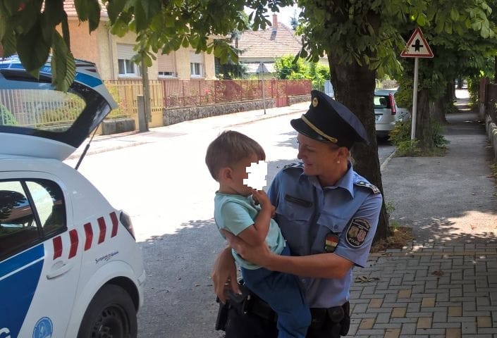 2 éves gyereket vittek vissza a rendőrök a házba, ahol a kutya nyitott ajtót