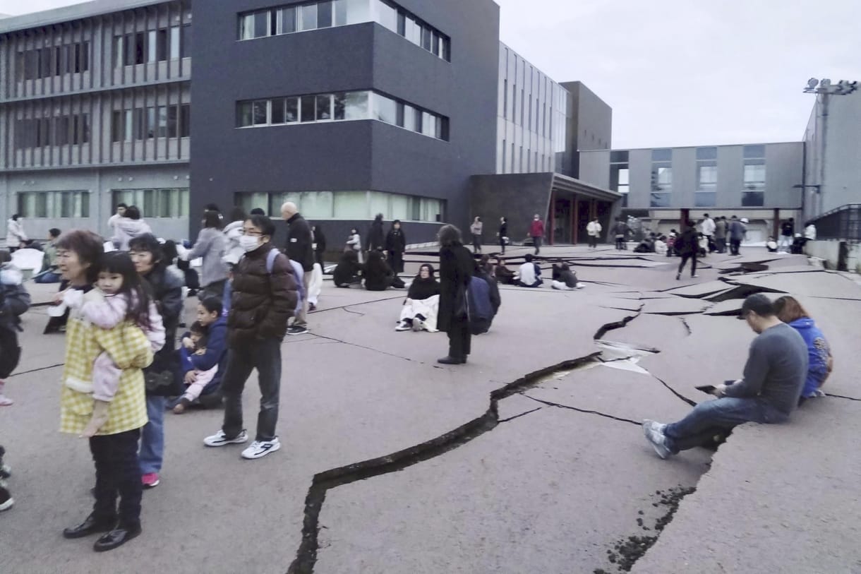 Többen megsérültek és a romok alatt rekedtek a japán földrengésben