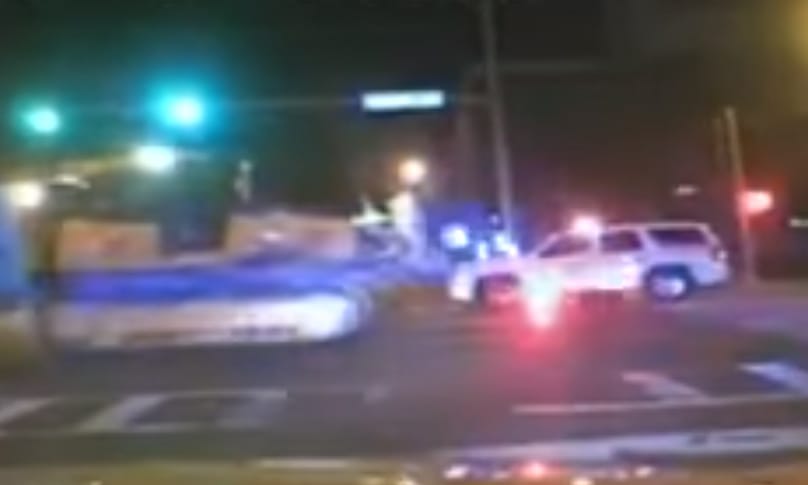 Drogos tinédzser rendőrautón hajtott át egy lopott buldózerrel – videó
