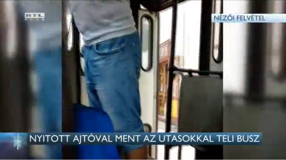 Nyitott ajtóval is vígan száguld a veszprémi busz