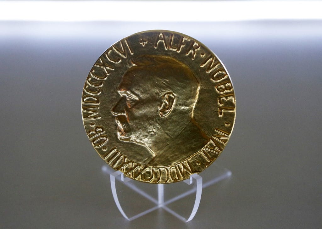 És akkor a kormány végre felháborodhat egy Nobel-díjon