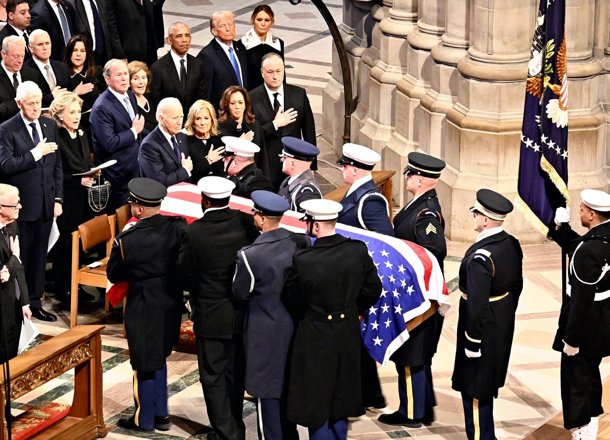 Egymás mellett ült az öt élő amerikai elnök Jimmy Carter gyászszertartásán