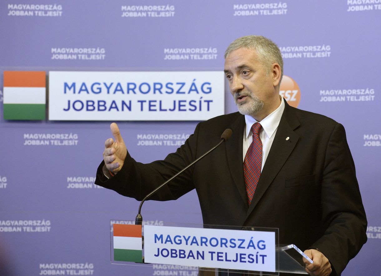 Halász János ezúttal a Soros által veszélyeztetett Mercedesért remeg