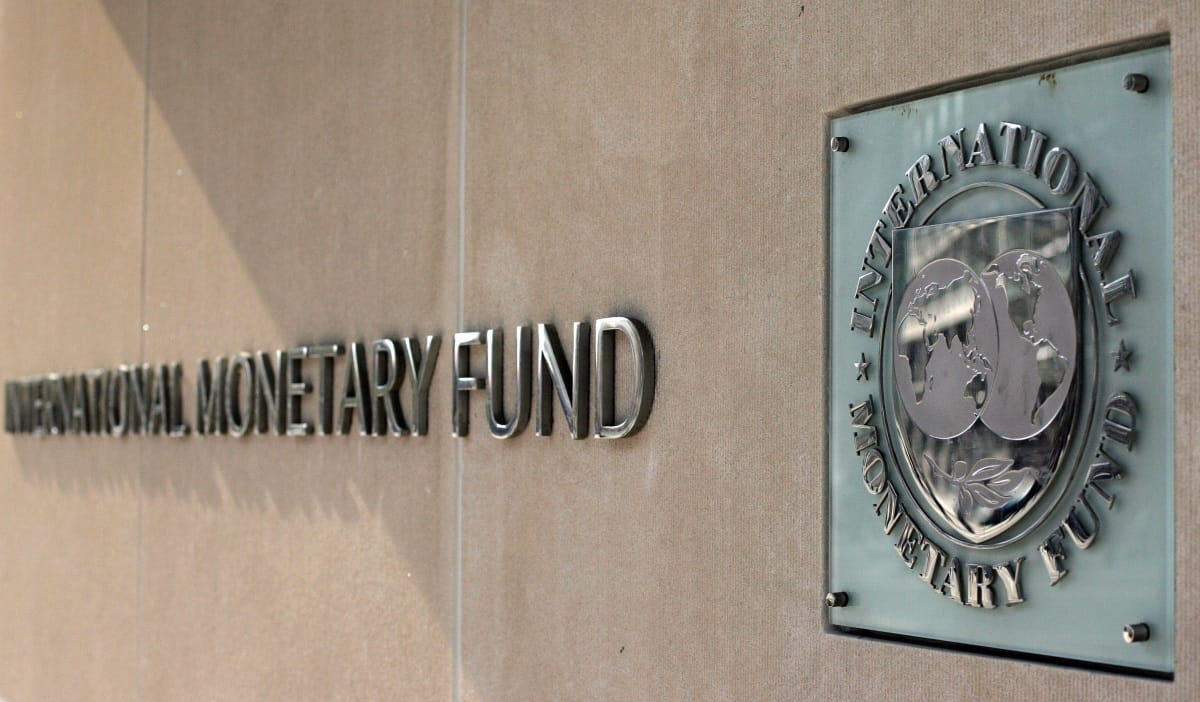 Leváltották a korrupt kormányt, elmarad az IMF-hitel