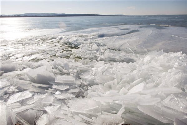 Jégtorlaszokat emelt a szél a Balatonon, a komp se jár - fotók