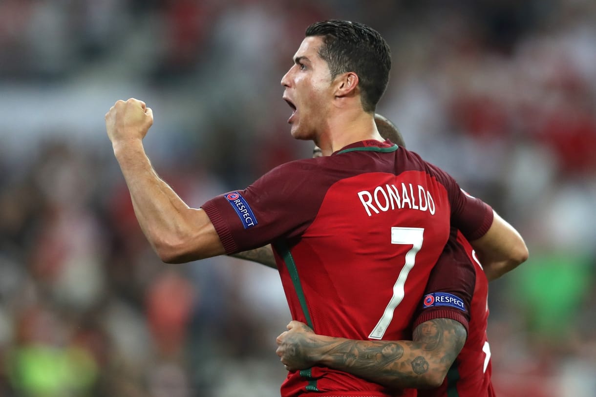 Ötezer eurót fizethetnek a portugálok a pályára befutó Ronaldo-rajongó miatt
