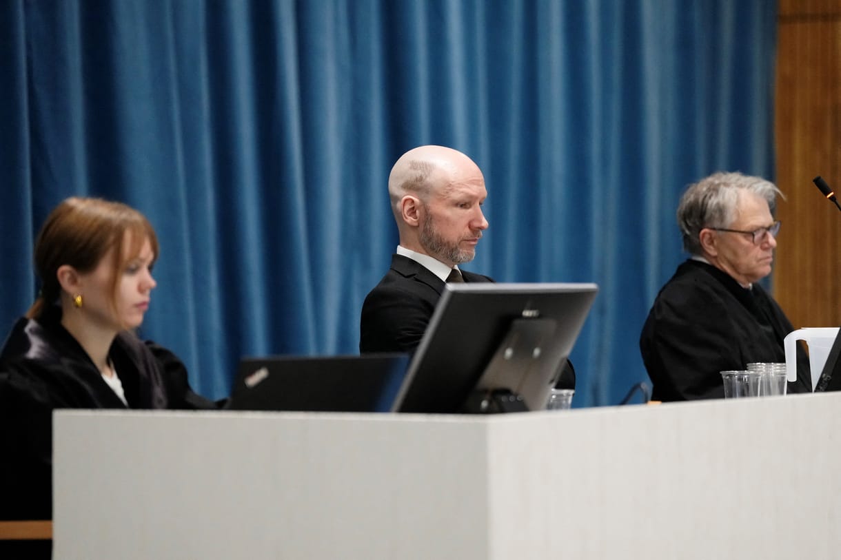 Z betűvel a fején, Putyint éltetve ment a tömeggyilkos Breivik a bíróságra