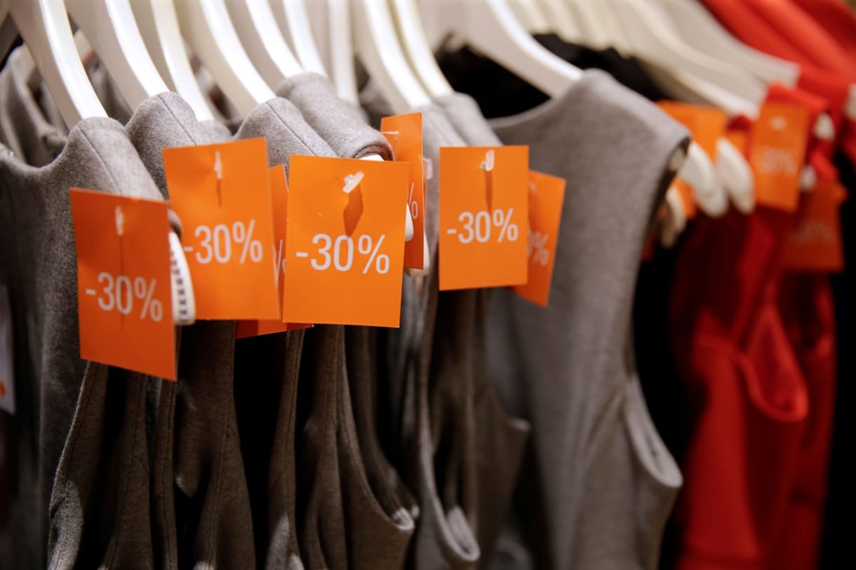 Mai megdöbbentő statisztika: minden második vásárló teljesen bizalmatlanul lép be a boltba