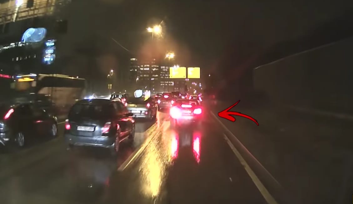 A sor elejére akart furakodni a mercedeses, de nem ilyen végeredményre számított – videó
