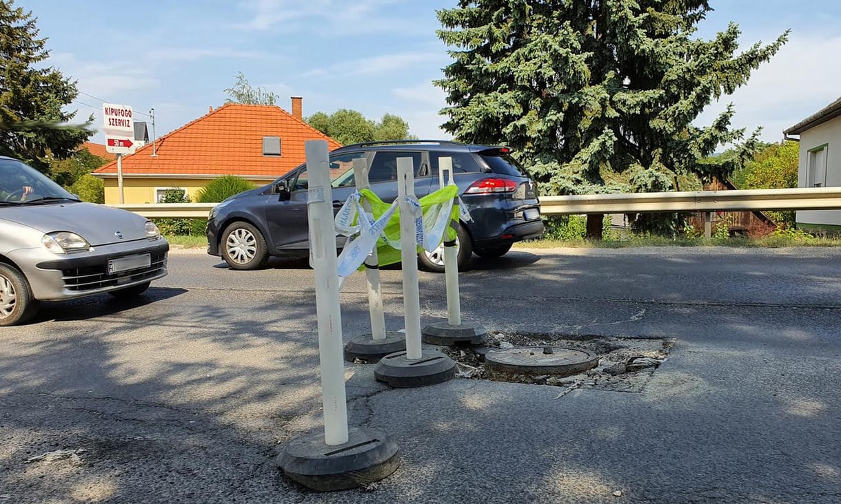 Solymári úthiba: javítás helyett egymásra mutogatás, balesetveszély és dugók