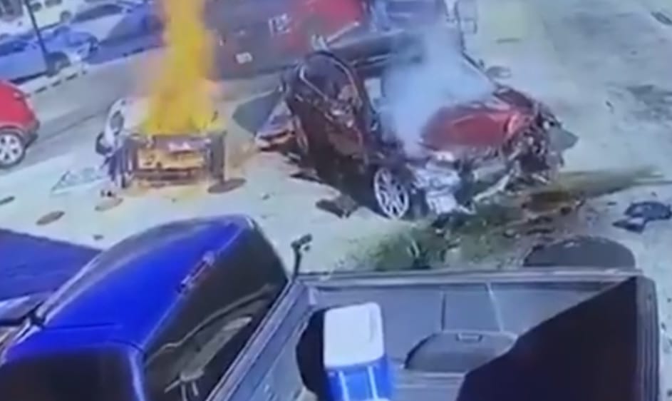 Kirobbant a helyéről a töltőállomás, olyan erővel csapódott egy autós a benzinkútba