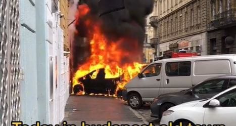 Hatalmas lángokkal égett ki egy Mercedes Erzsébetvárosban – videó