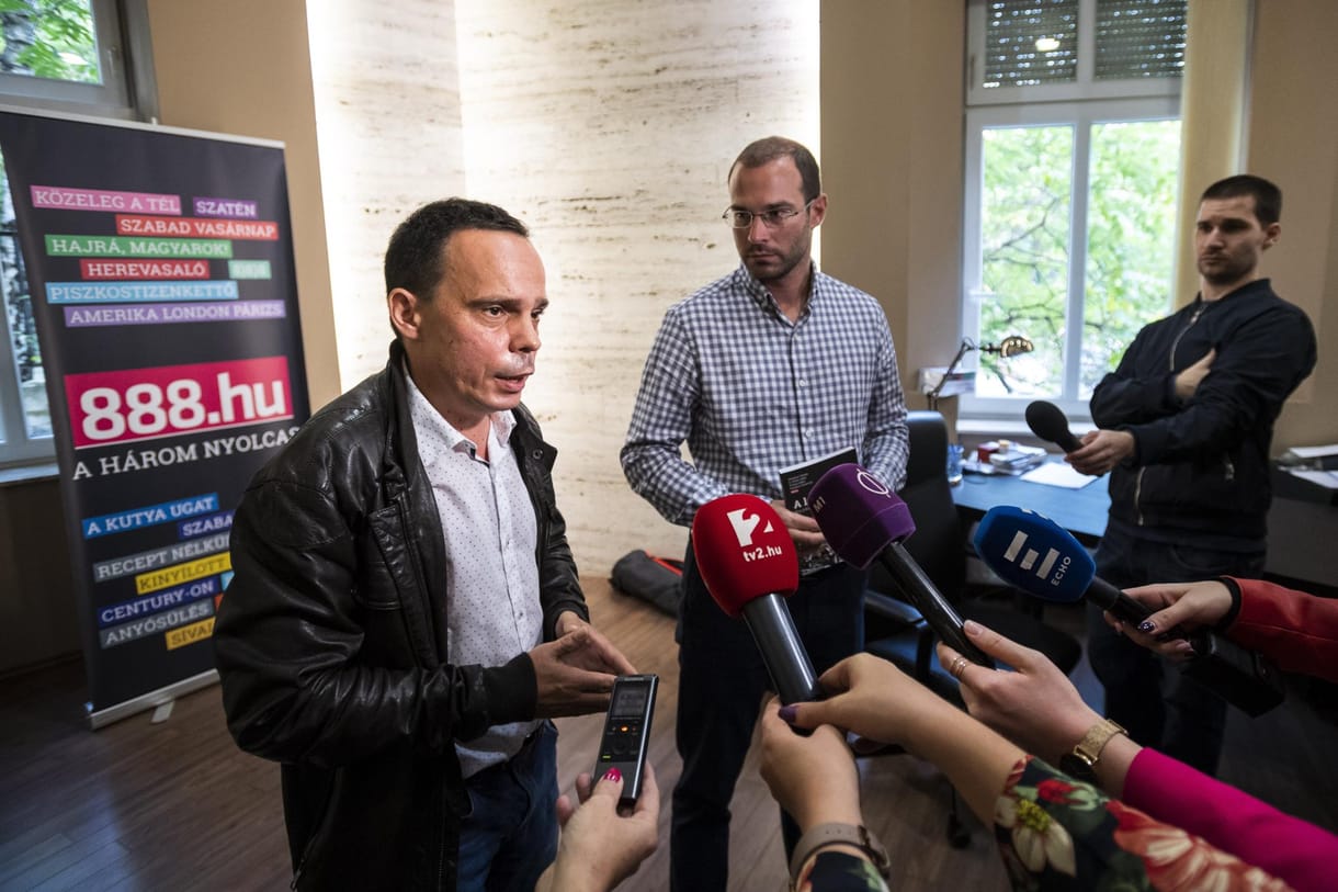 Médiatörténeti pillanat: a kormánypárti szóvivő a 888 szerkesztőségében sivalkodik, mert a Facebook törölt egy oldalt