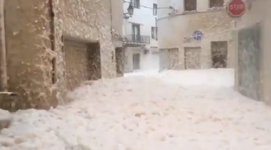 Háznyi magas hullámok és derékig érő tengerhab a mallorcai utcákon (videó)