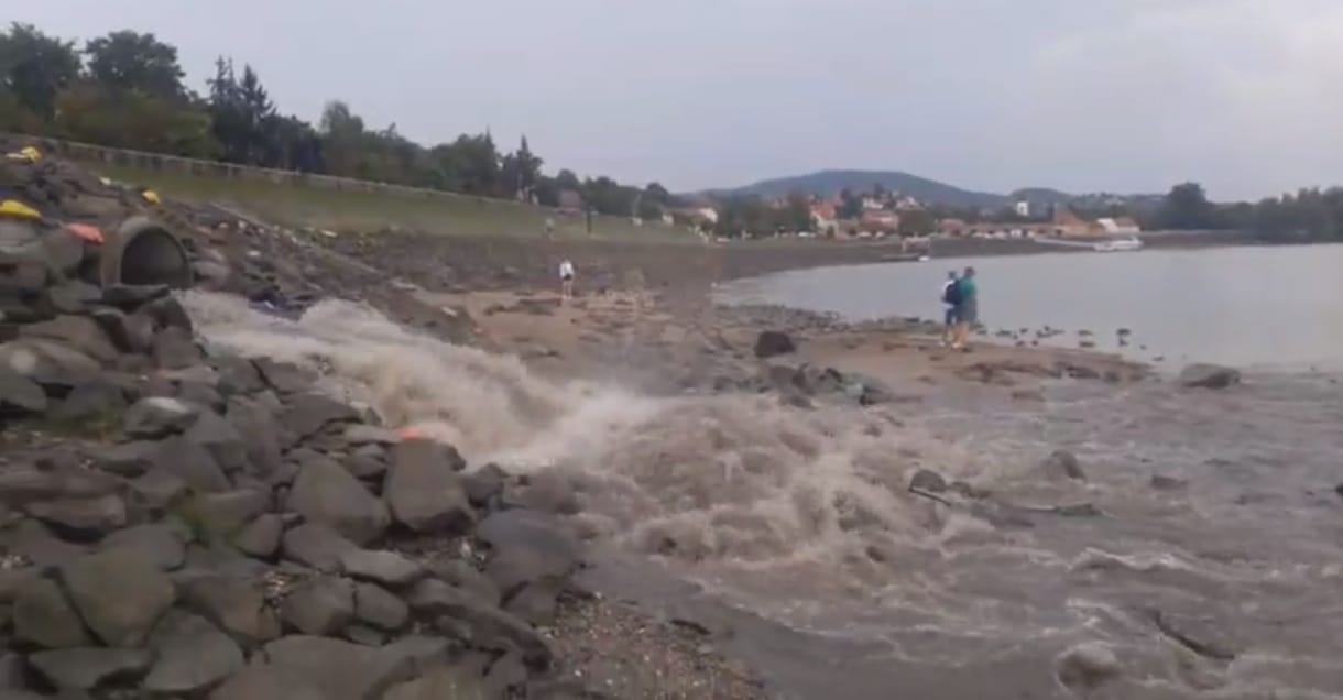 Ismét videón örökítették meg, ahogy szennyvíz ömlik a Dunába a szentendrei strand felett