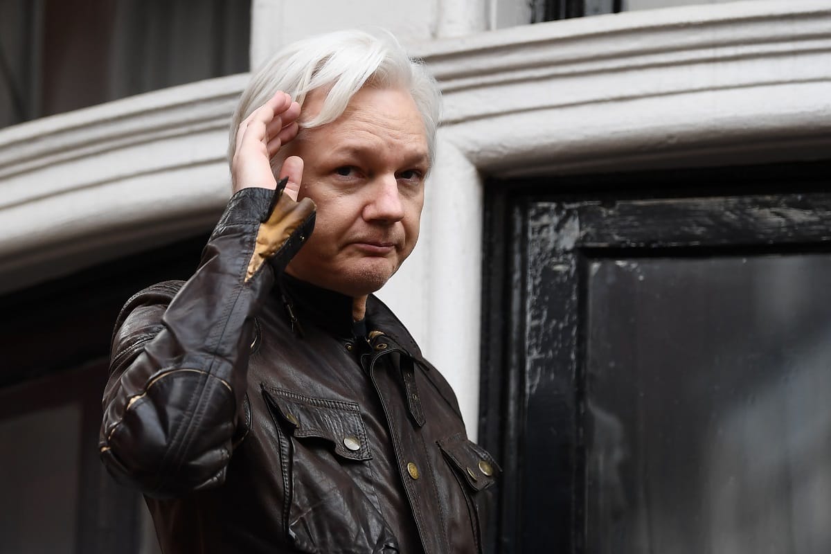 Nem hagyhatja el a börtönt Julian Assange 