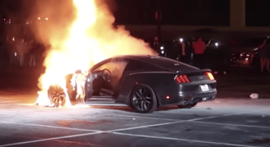 Addig erőltették a Ford Mustanggal a gumifüstölést, hogy az egész autó felgyulladt - videó