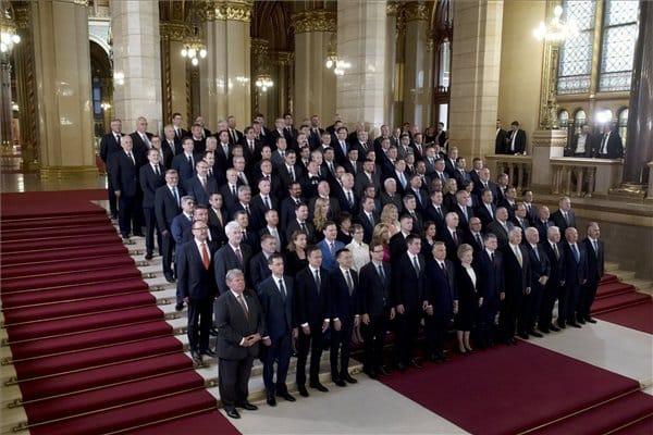 Lázár János lemaradt a Fidesz–KDNP-frakció csoportképéről