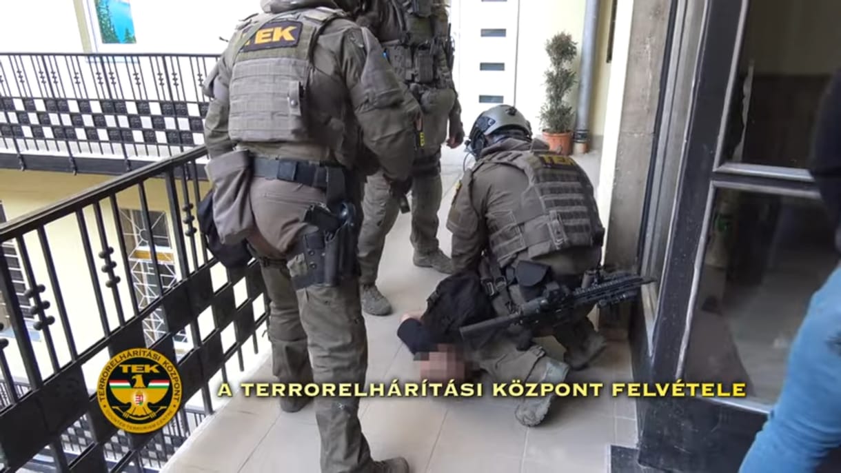 Fiával és annak barátnőjével közösen kényszerített prostitúcióra egy anya egy 18 éves lányt