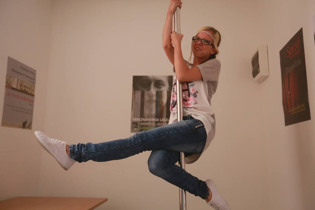 Rúdtánccal vezetik le a nők a stresszt egy magyar irodában
