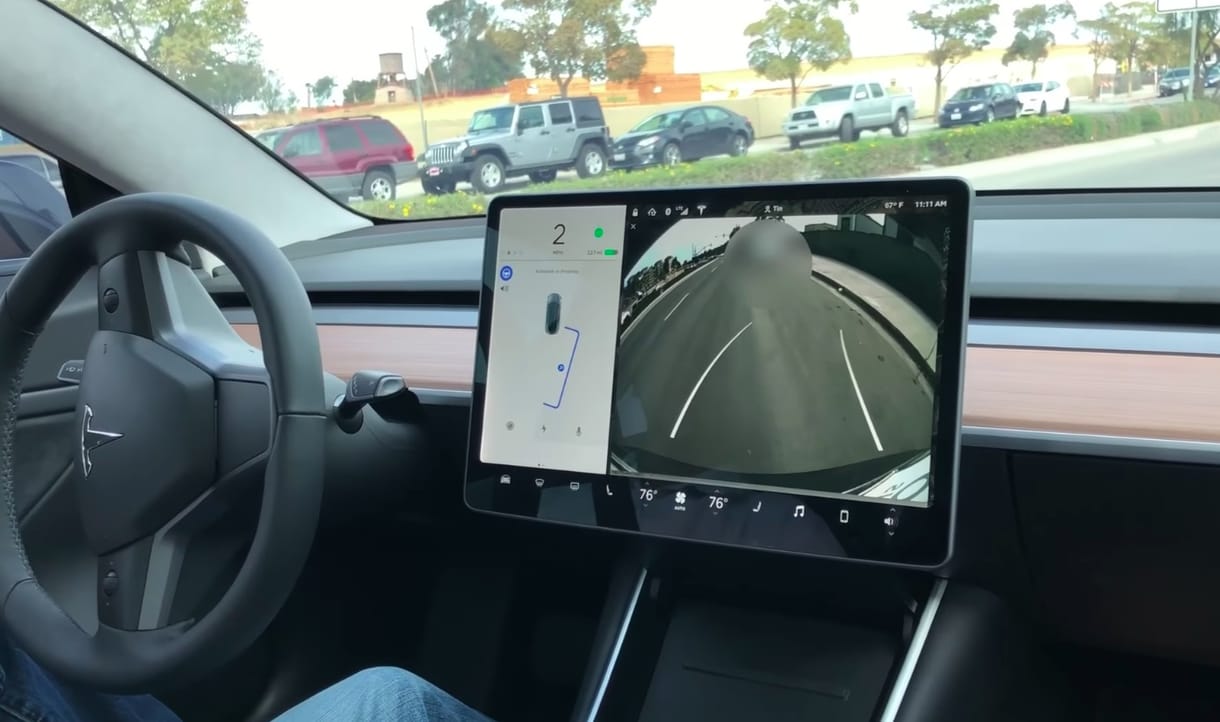 Ilyen egy tökéletes párhuzamos parkolás – ahogy a Tesla Model 3 csinálja – videó
