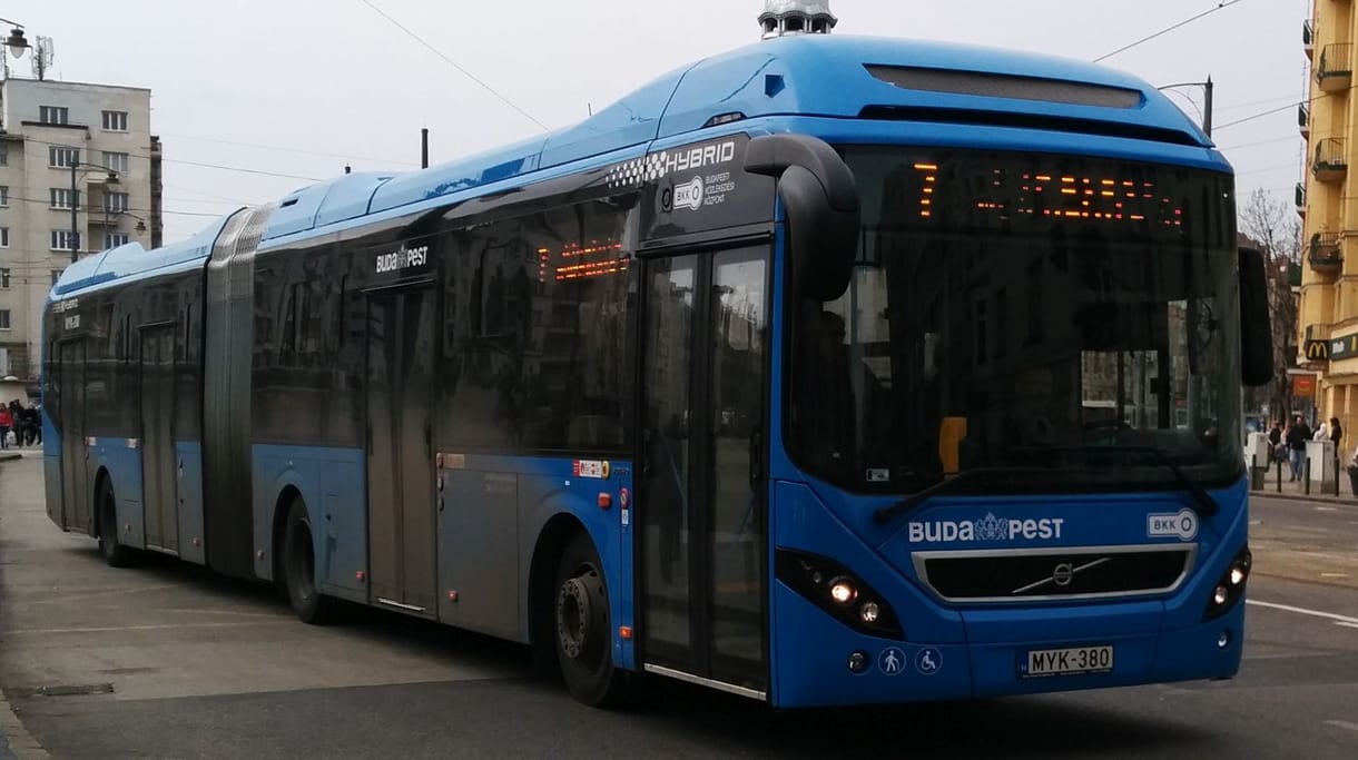 Csuklós, hibrid buszokkal „újított” a BKV