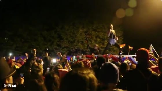 Csodás melegbulit hoztak össze Trump homofób alelnökének házánál – videók