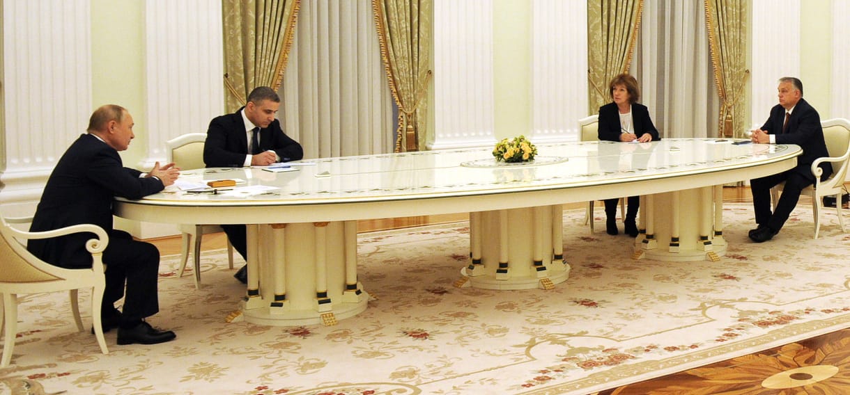 Covidost találhattak a magyar stábban, ezért ültette Orbánt az óriási asztalhoz Putyin