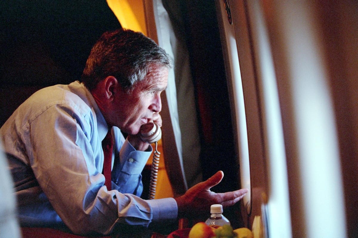Bush csendben üzent a médiára rárontó Trumpnak