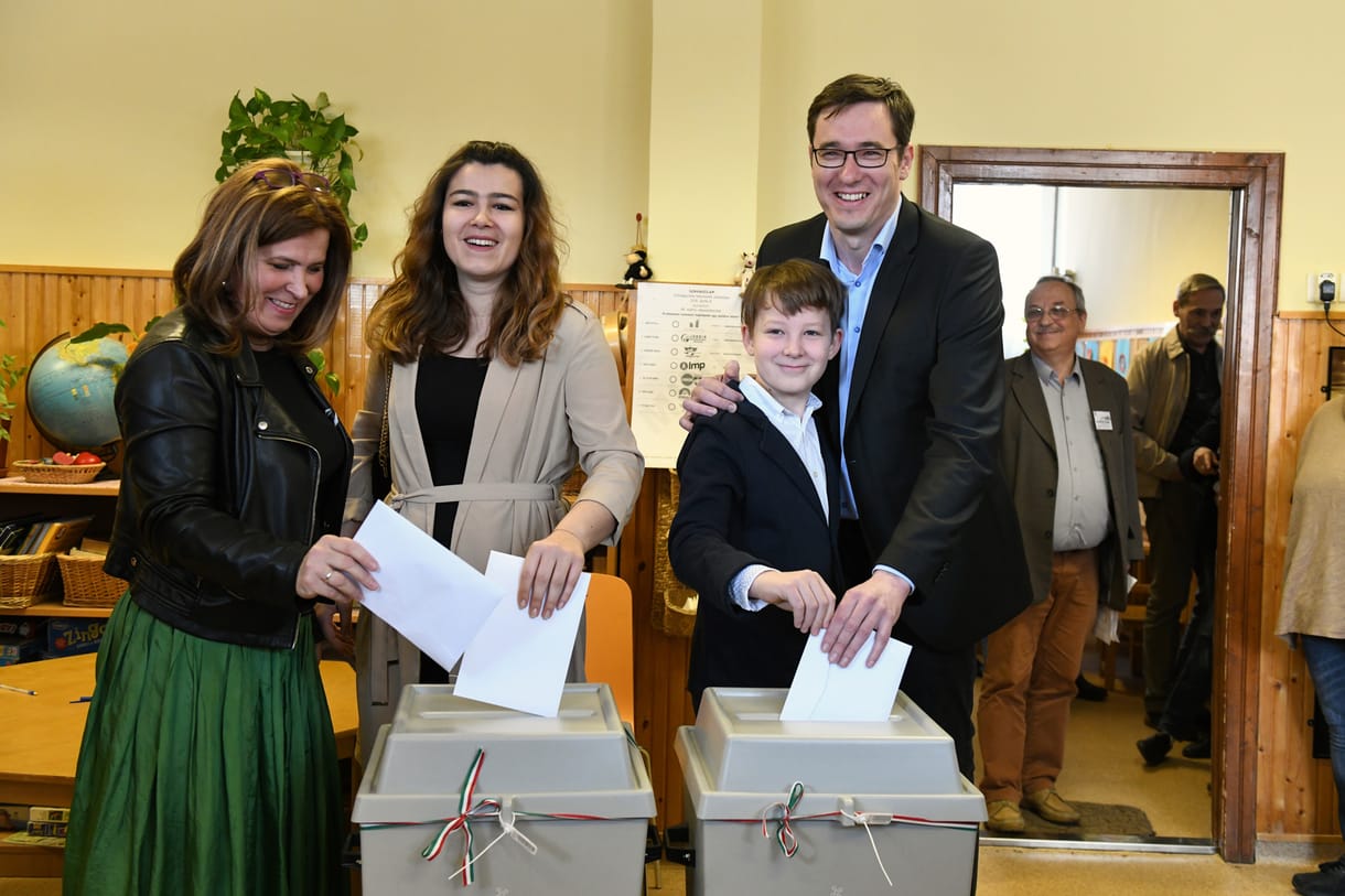 Karácsony Gergely családjával ment szavazni – fotók