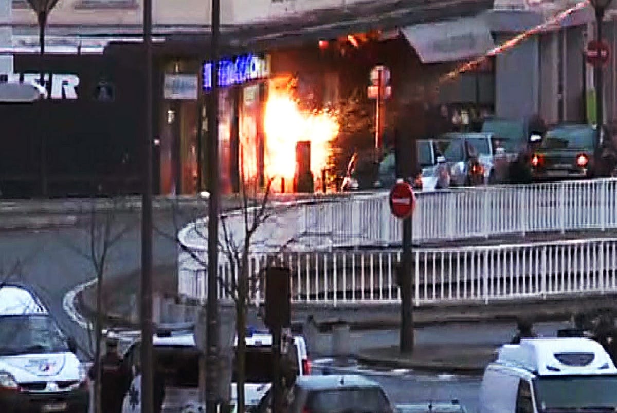 Az egyik bátor túsz megszerezte a terrorista fegyverét, de az agyonlőtte