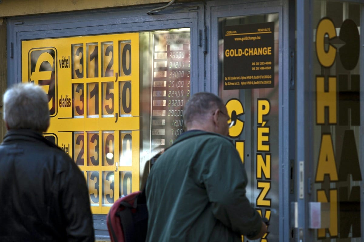 Inflációt és tartósan 330 forintos eurót hozhat 2020