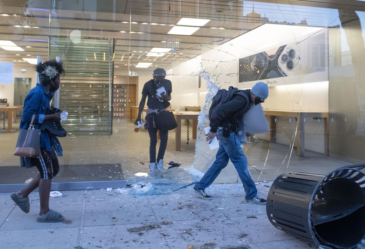 Sorra fosztják ki az Apple üzleteit, de nagyon meglepődnek a tolvajok, amikor bekapcsolják a lopott iPhone-t