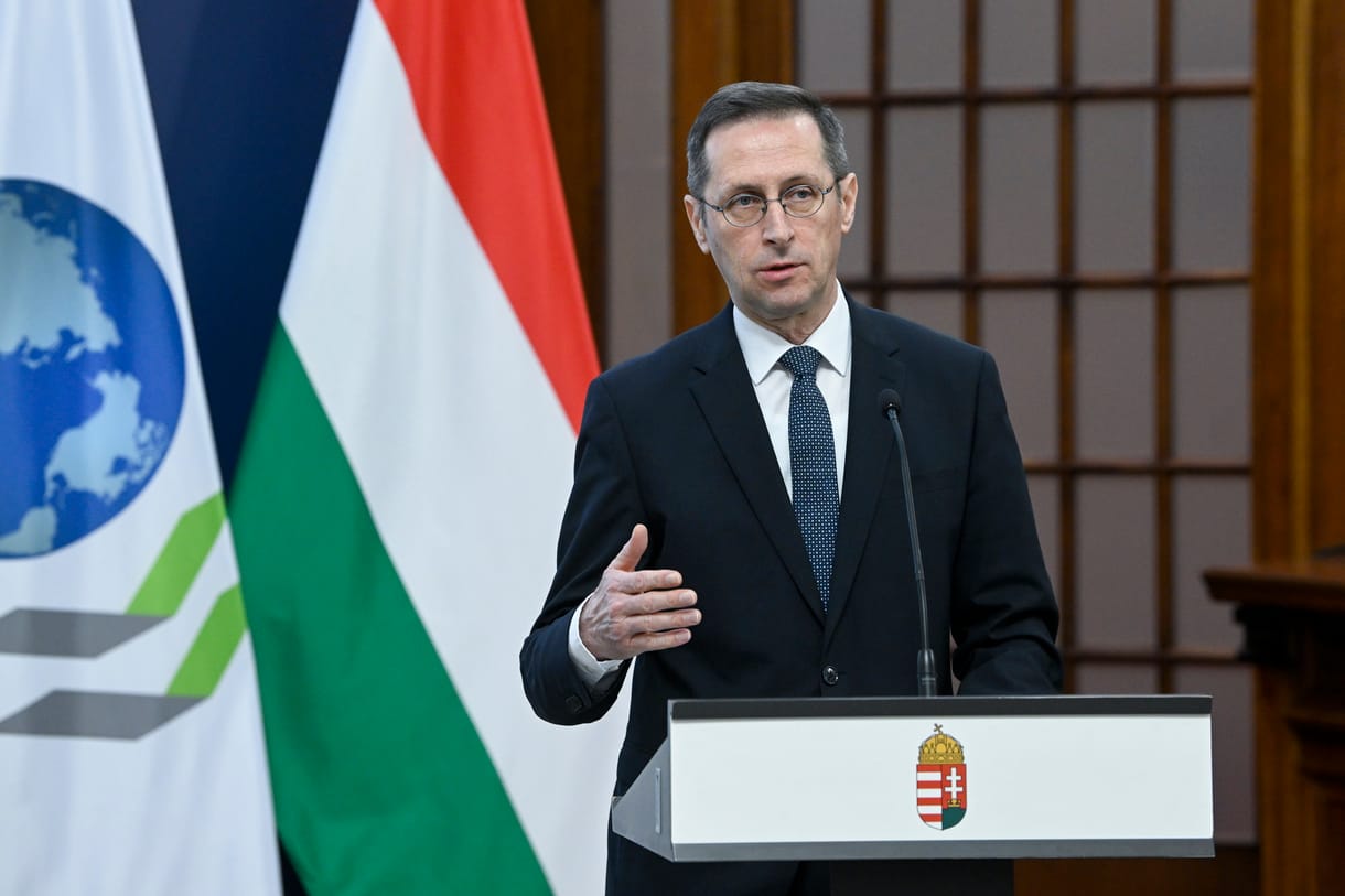Varga Mihály büszkén lobogtatta a tanulmányt, ami a kormány kudarcát jósolja