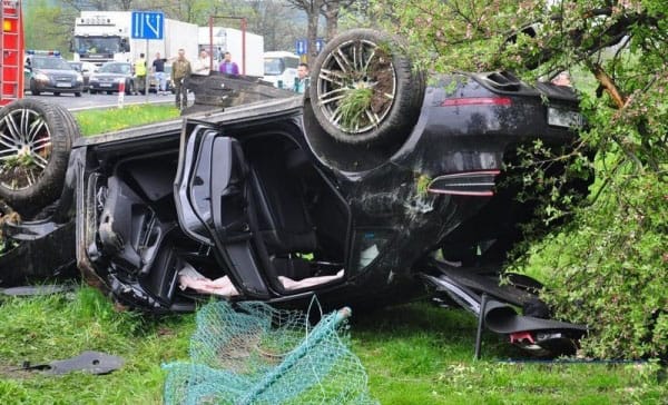 Frontális ütközés után borult tetőre a legújabb Porsche – fotók