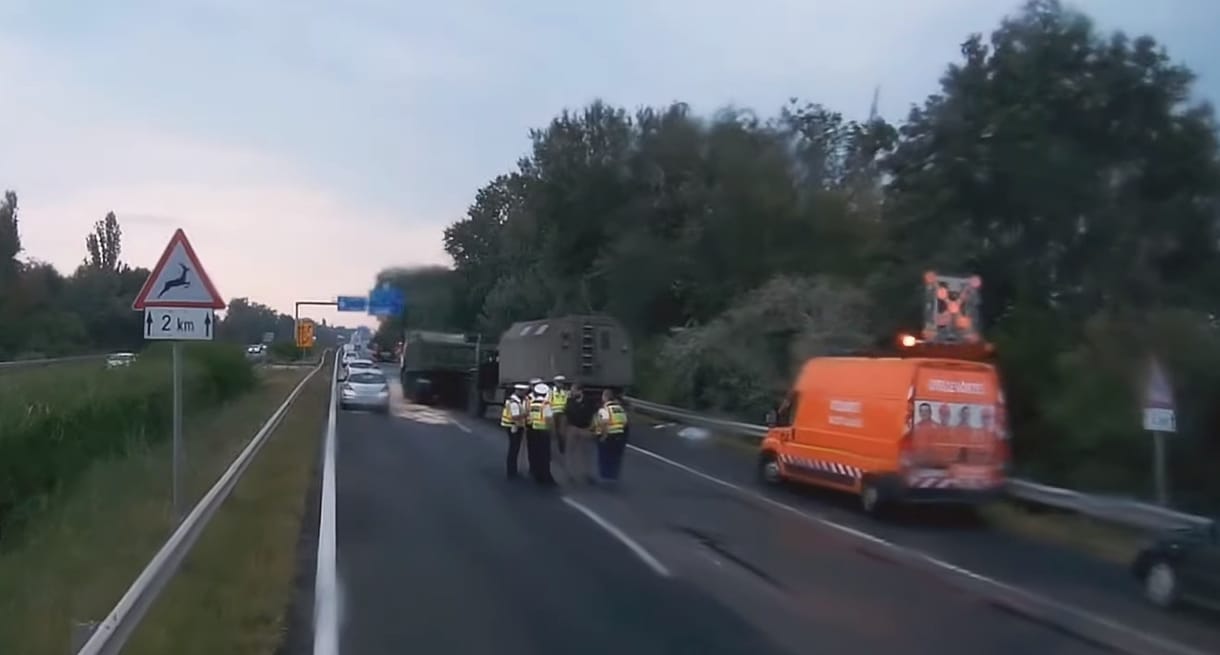 Videóra vették a tragikus balesetet szenvedett katonai konvojt