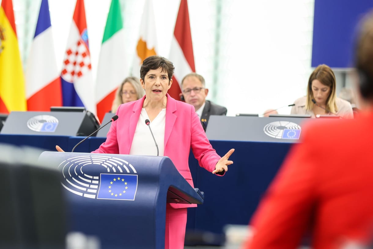 Dobrev Klára Orbánt kérdezte: Mivel zsarolják önt az oroszok? – videó