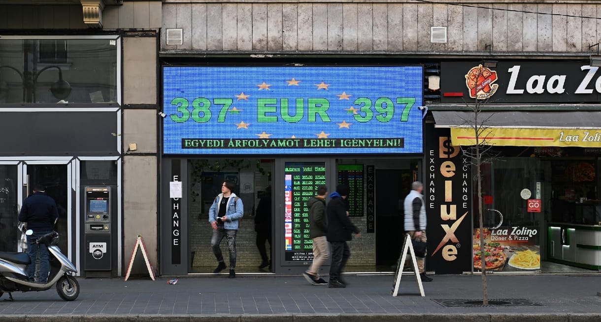 Taktikázva hárítják költségeiket az ügyfelekre a bankok. A pénzváltók taktikázni sem tudnak