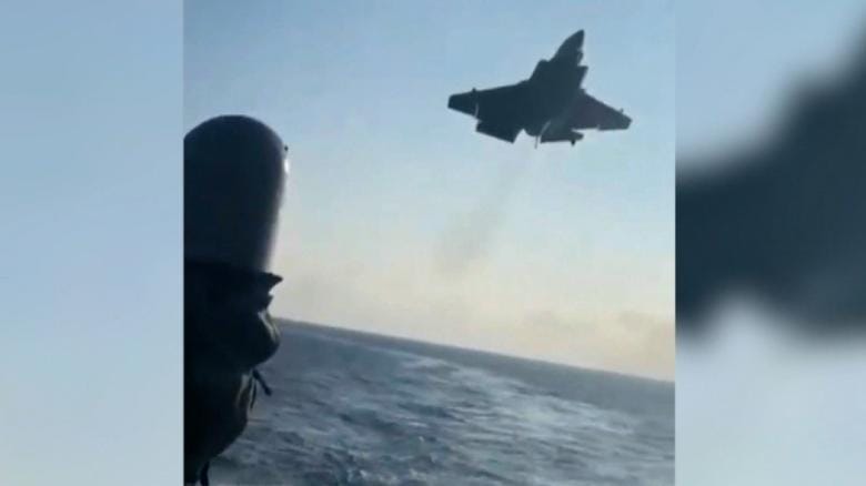 Videó: Így csapódott a tengerbe a 31 milliárd forintos amerikai vadászrepülőgép