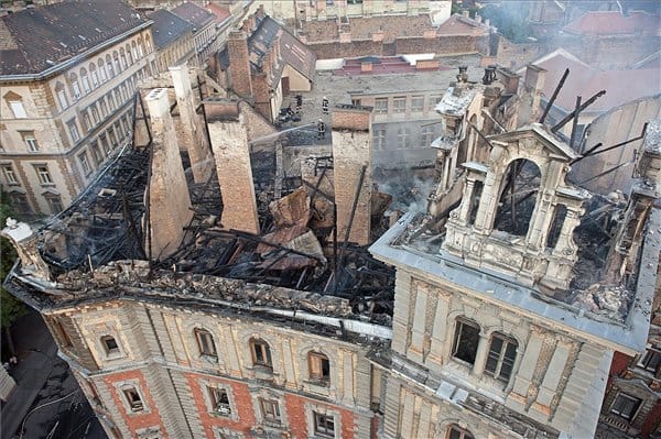 Újra járható az Andrássy út a leégett háznál