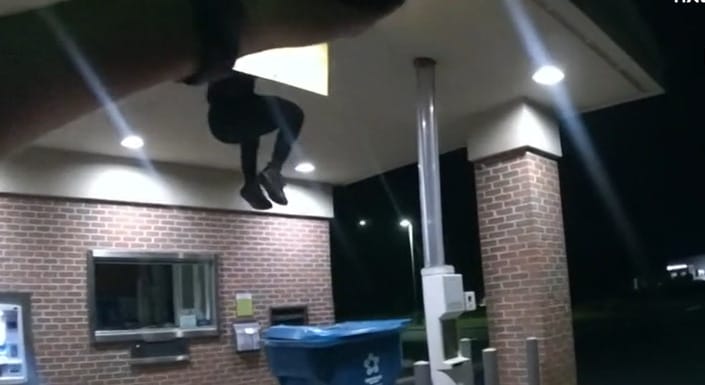 Videón, ahogy a bankrabló a tetőről egyenesen a kukába esik