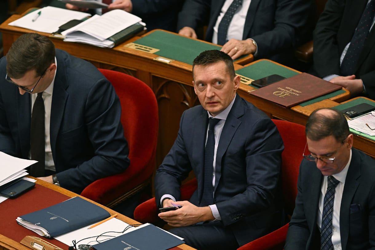 „De most ez a Tóni volt, vagy ki volt?” – Magyar Péter tanúvallomása után összeszedtük, mi áll a Schadl-aktákban Rogán Antalról