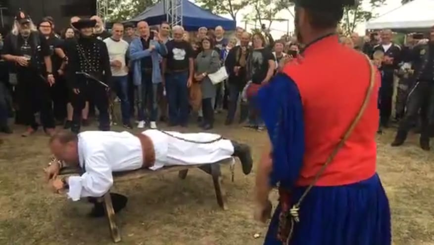 Nyilvánosan megostoroztak egy fideszes képviselőt - videó