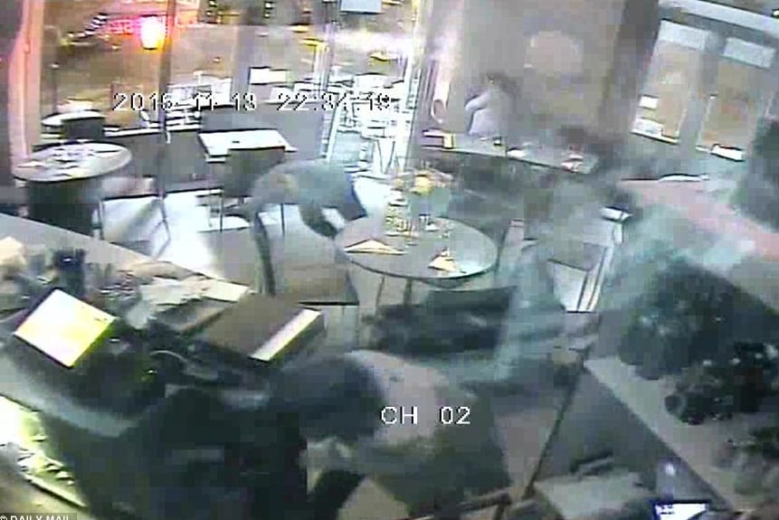 Így zajlott az éttermi támadás – Sokkoló felvételek a párizsi terror egyik helyszínéről