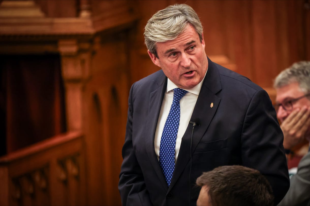 Kapitány István kirúgta a HEPA és a HIPA vezetőjét