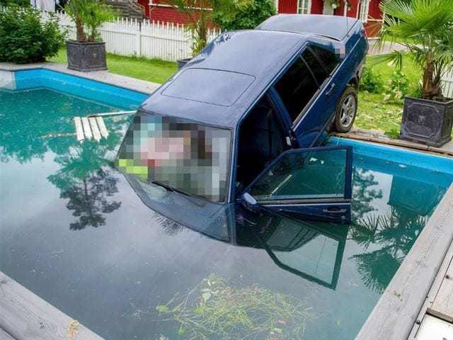 Fotók: Úszómedencében landolt egy Volvo
