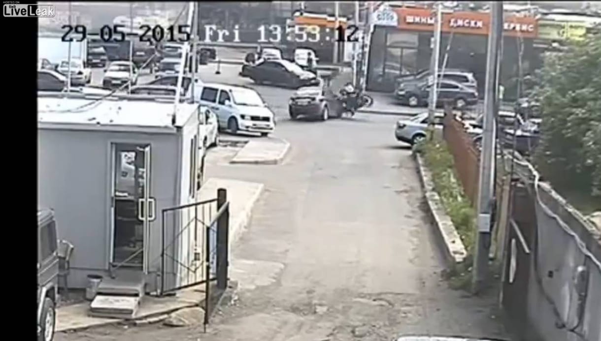 Videó: Ilyen halálszaltót ugrálnak a városi motorosok egy szerencsétlen találkozó után
