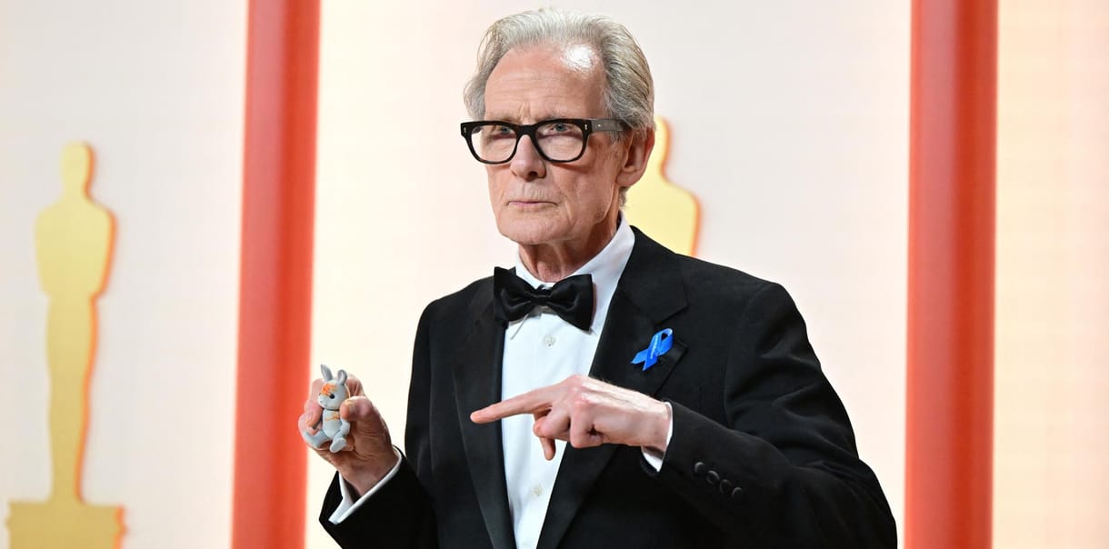 Kiderült, hogy miért parádézott Bill Nighy egy maszatos játéknyuszival az Oscar-gálán